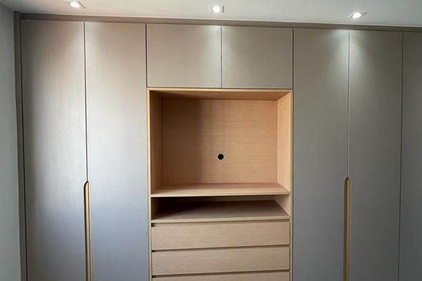 Armário sob medida combinando MDF liso e acabamento madeirado