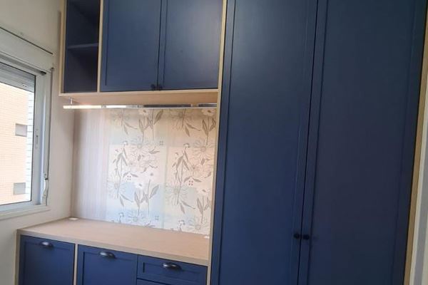 Lavanderia planejada com papel de parede